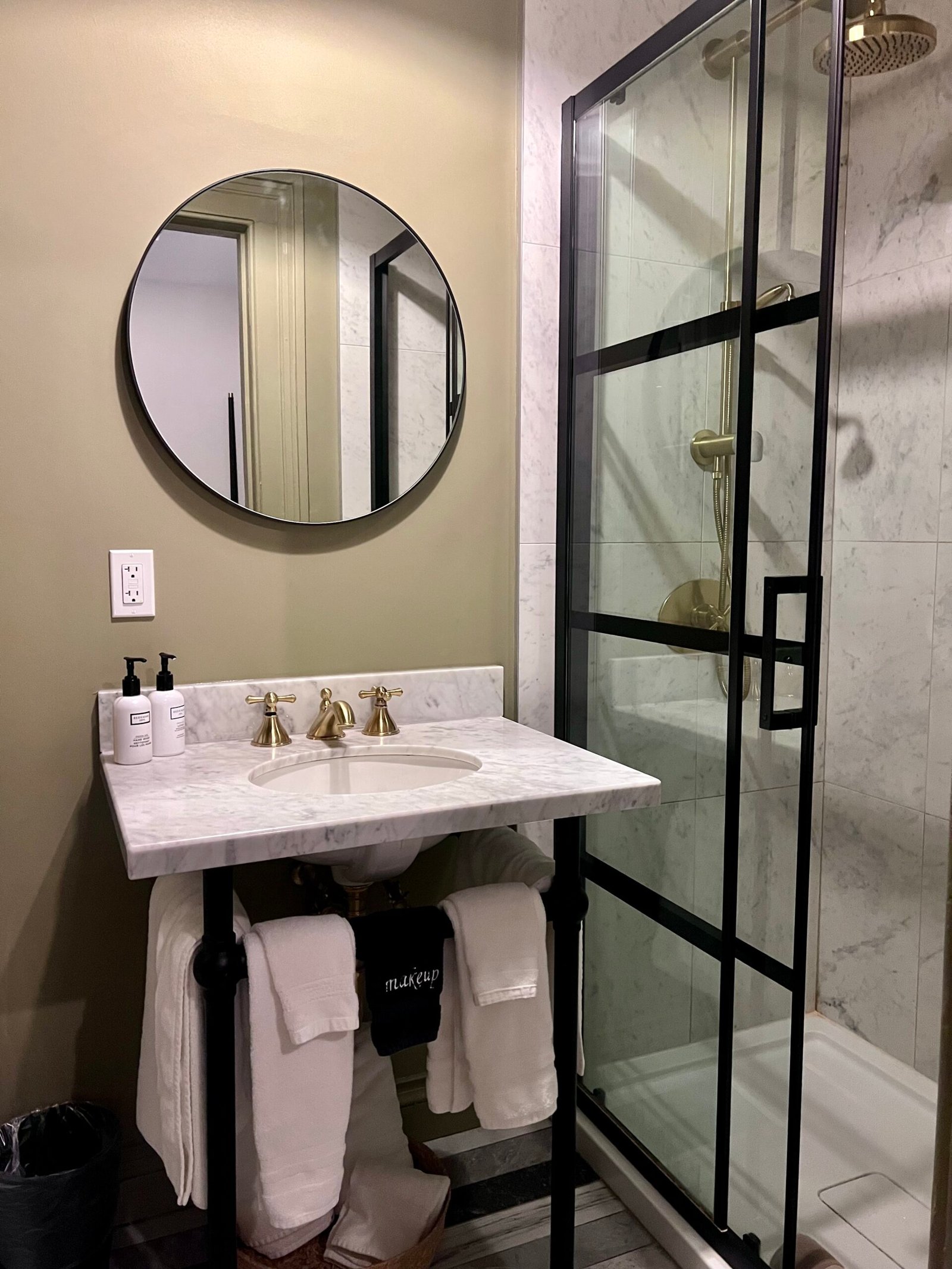 Premium Queen Room at Rosemount Inn